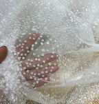 فستان زفاف من قماش حرير شبكي من قماش مصمم من الذهب والفضة والترتر باللون الأبيض