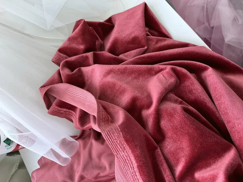 قماش مخملي وردي فاتح داكن بلمسة نهائية ناعمة لامعة، فستان زفاف أنيق، تنجيد فاخر، مادة خياطة حرفية، ملابس