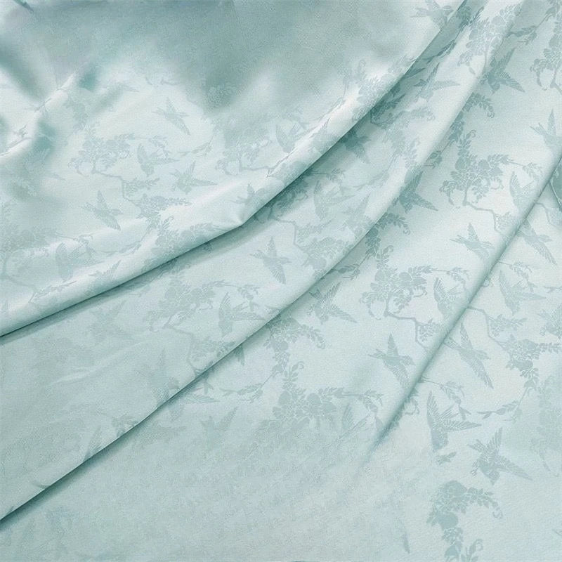 La nueva tela jacquard con estampado floral suave y brillante se puede usar para vestidos de novia, vestidos formales y ropa de bricolaje hecha a mano.