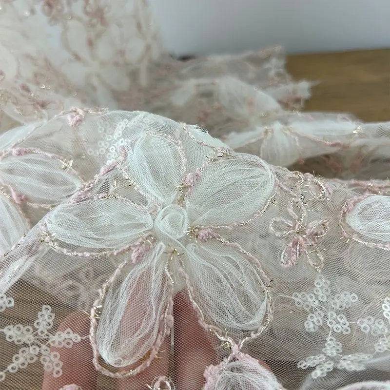Tela de encaje de gasa de red con lentejuelas bordadas tridimensionales adecuada para vestidos de novia, vestidos formales y diseños de moda.