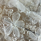 Tela de encaje de gasa de red con lentejuelas bordadas tridimensionales adecuada para vestidos de novia, vestidos formales y diseños de moda.