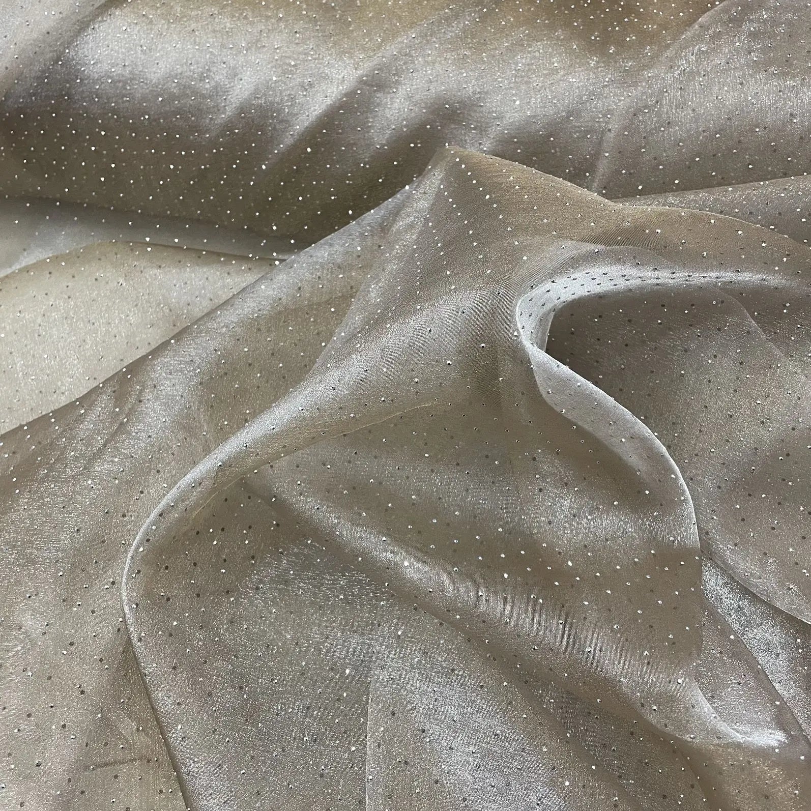 Soft and smooth organza fabric suitable for wedding dresses formal gowns designer fabrics and photography backdrop fabrics