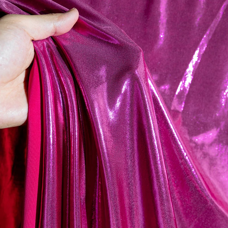 قماش معدني سائل مع نسيج لامع لامع مرن محبوك فضي عاكس تنورة حمالة فستان مصمم من القماش