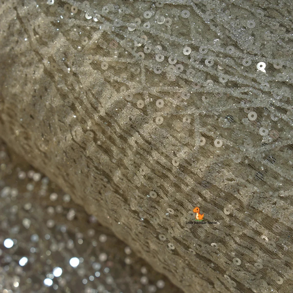 Tela brillante de encaje bordado de primera calidad para vestidos de novia hechos a mano, vestidos de cola larga de diseñador, vestidos lenceros y creaciones de alta costura.