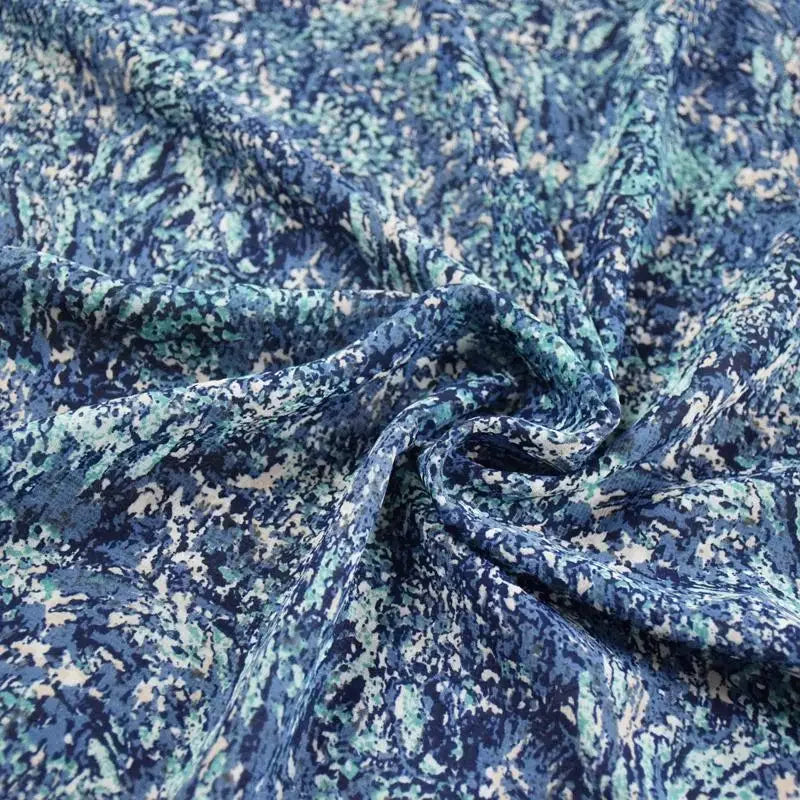 قميص فستان أنيق مصنوع يدويًا من قماش شيفون مطبوع عليه زهور تجريدية باللون الأزرق والأخضر ولؤلؤي وشفاف قليلاً بنمط صغير