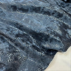 قماش مخملي لامع بنقشة جلد الثعبان - مادة مطاطية للفساتين بطول 140 سم