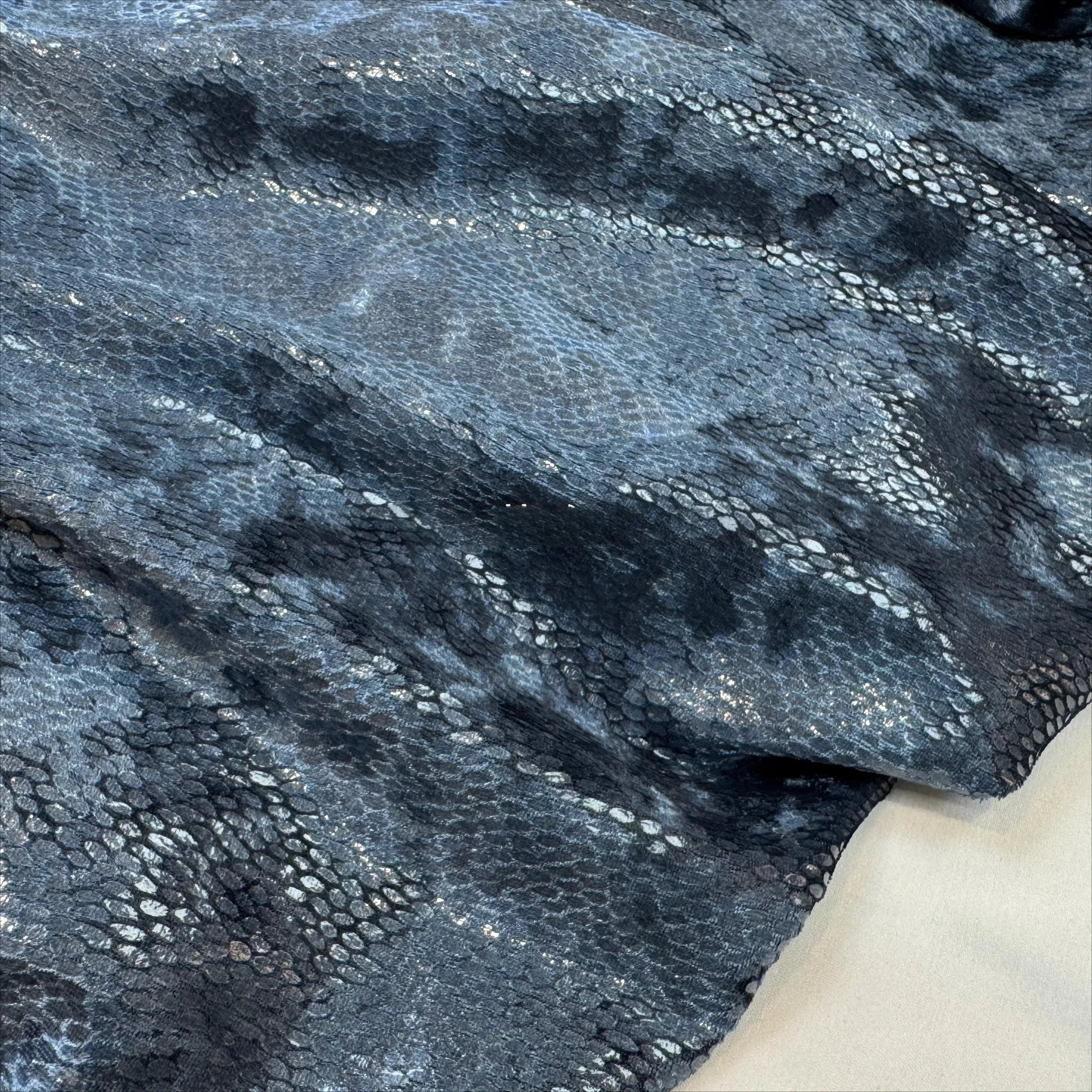 قماش مخملي لامع بنقشة جلد الثعبان - مادة مطاطية للفساتين بطول 140 سم