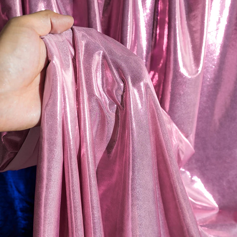 قماش معدني سائل مع نسيج لامع لامع مرن محبوك فضي عاكس تنورة حمالة فستان مصمم من القماش
