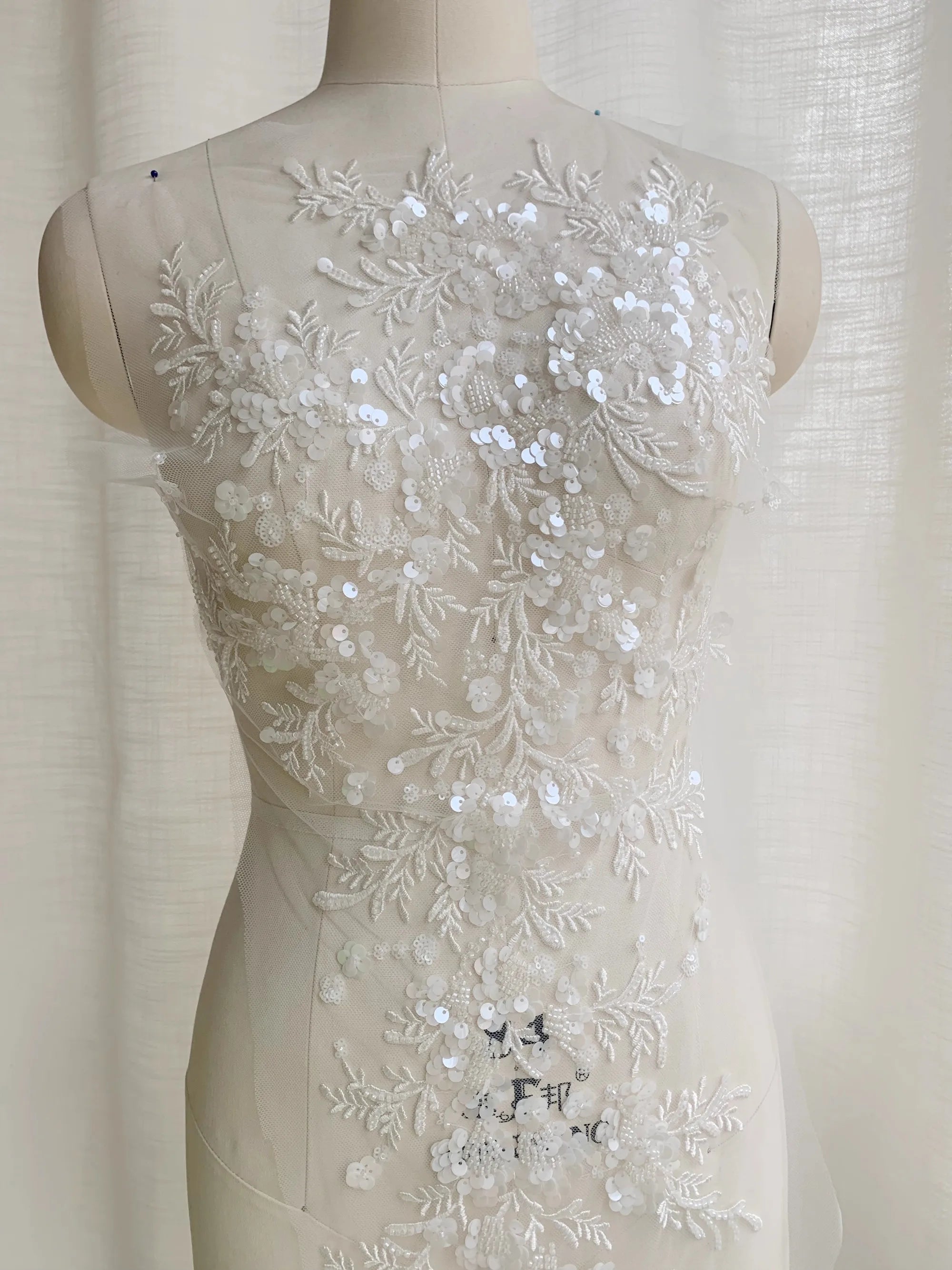 إكسسوارات الزفاف من الدانتيل الأبيض الحليبي مع خرز الأظافر والزهور والدانتيل كبير الحجم وإكسسوارات مصممة من الزهور