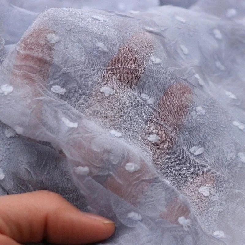 Tela de gasa jacquard con estampado de margaritas en gris claro y lunares afelpados, material floral tridimensional de verano para vestidos y blusas.