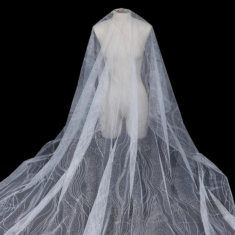 فساتين زفاف بأجنحة مشرقة مزينة بأقمشة حريرية بألوان زاهية وشبكات زينة الزفاف وأقمشة شبكية تشبه الشبكة