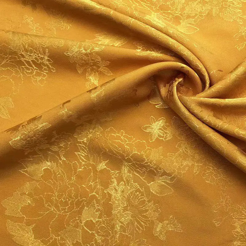 La tela de satén jacquard con flores de vid es suave y adecuada para vestidos de novia, vestidos formales y telas de ropa hechas a mano.