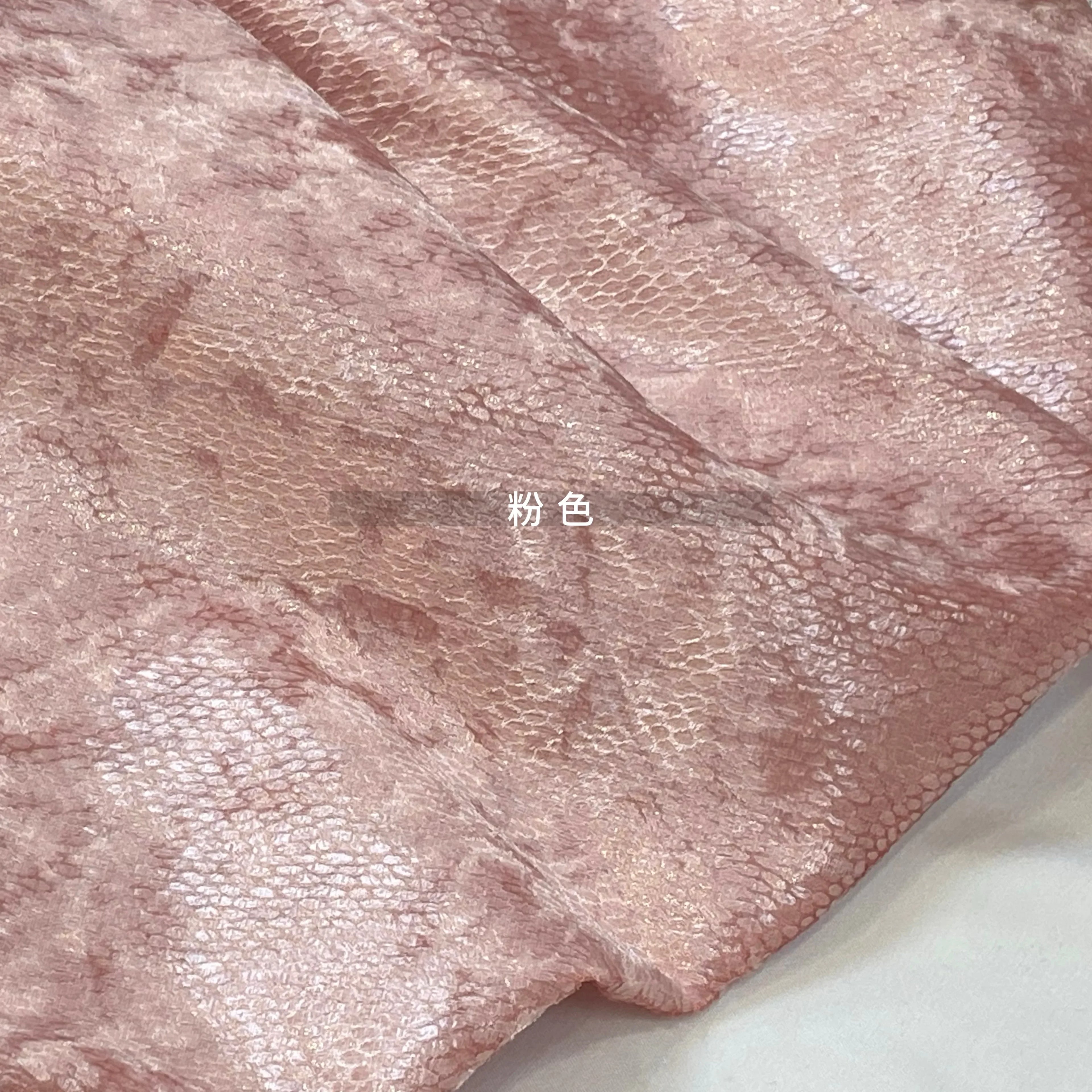 قماش مخملي لامع بنقشة جلد الثعبان - مادة مطاطية للفساتين بطول 140 سم