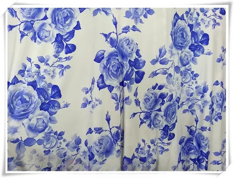 Tela de seda bordada con rosas azules - Porcelain para vestidos de noche y chales