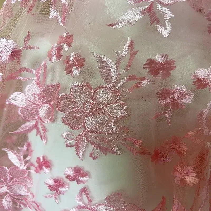 Tela de encaje bordado de seda brillante de alta calidad para vestidos étnicos, vestidos de novia y proyectos de costura artesanales.