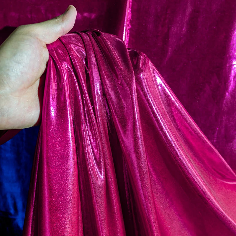 قماش معدني سائل مع نسيج لامع لامع مرن محبوك فضي عاكس تنورة حمالة فستان مصمم من القماش