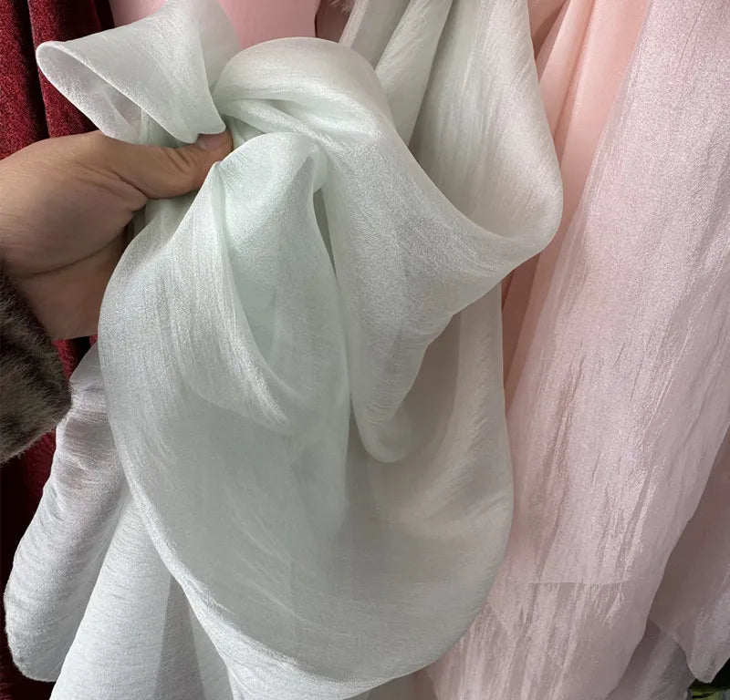 Hilo arrugado blanco champán albaricoque claro, tela fina semitransparente para hacer faldas de vestidos de novia.