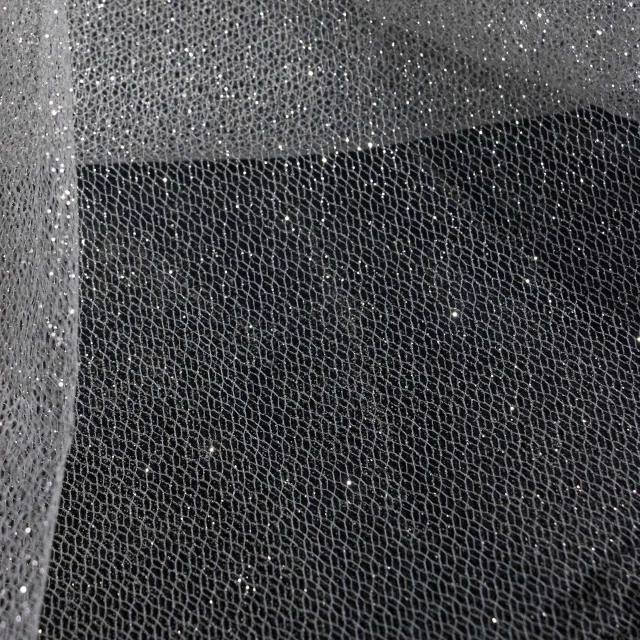 فستان زفاف رسمي مطرز بقماش شبكي أبيض لامع فضي اللون، إكسسوارات مصممة يدويًا