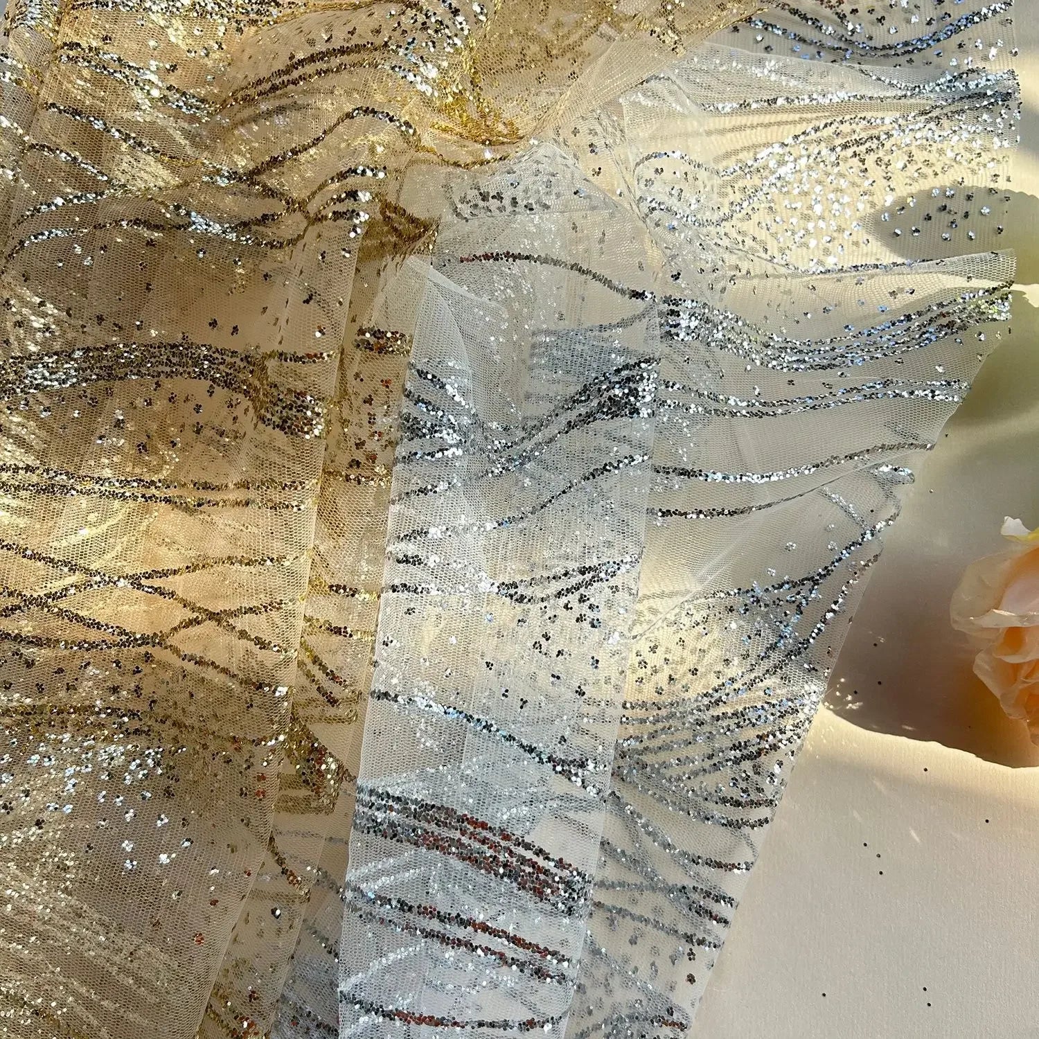 Tela de encaje con lentejuelas festoneadas y ondas de agua con cuentas de oro y diamantes para fondo de vestido de novia, decoración de cama y material de red