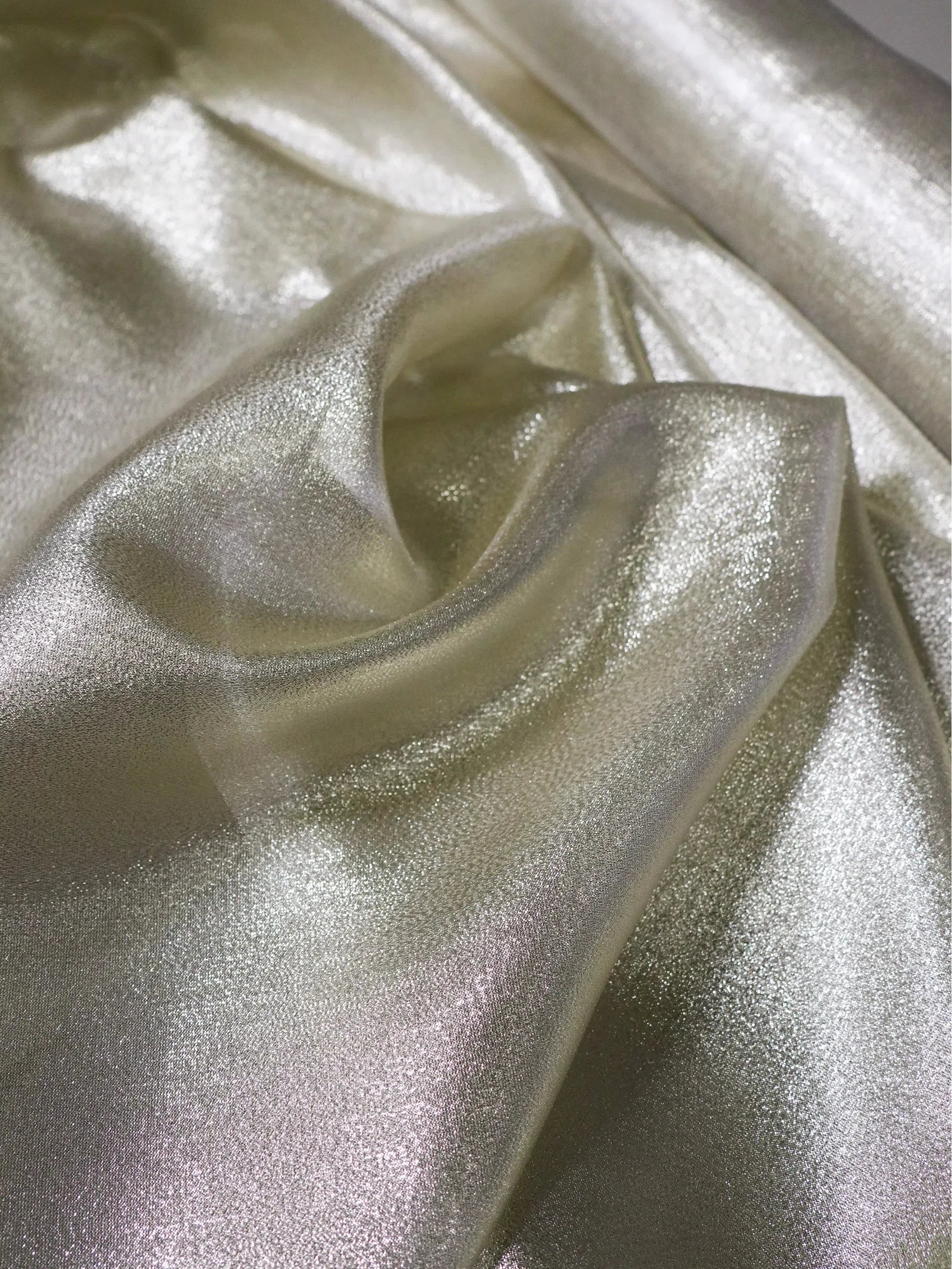 Golden shiny gold platinum fabric, lightweight shiny silk reflective metal stage wear, Indian yarn fashion edging fabric