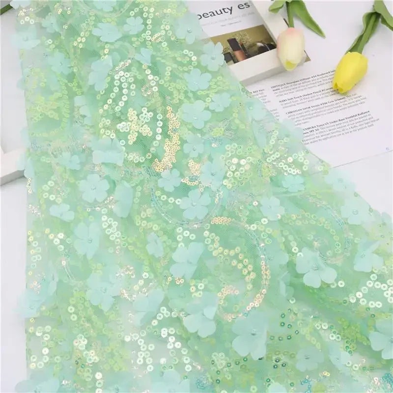 قماش شبكي أبيض مع ترتر ثلاثي الأبعاد وتطريز بتلات قماش ملابس مسرح عصري لتزيين الخلفية