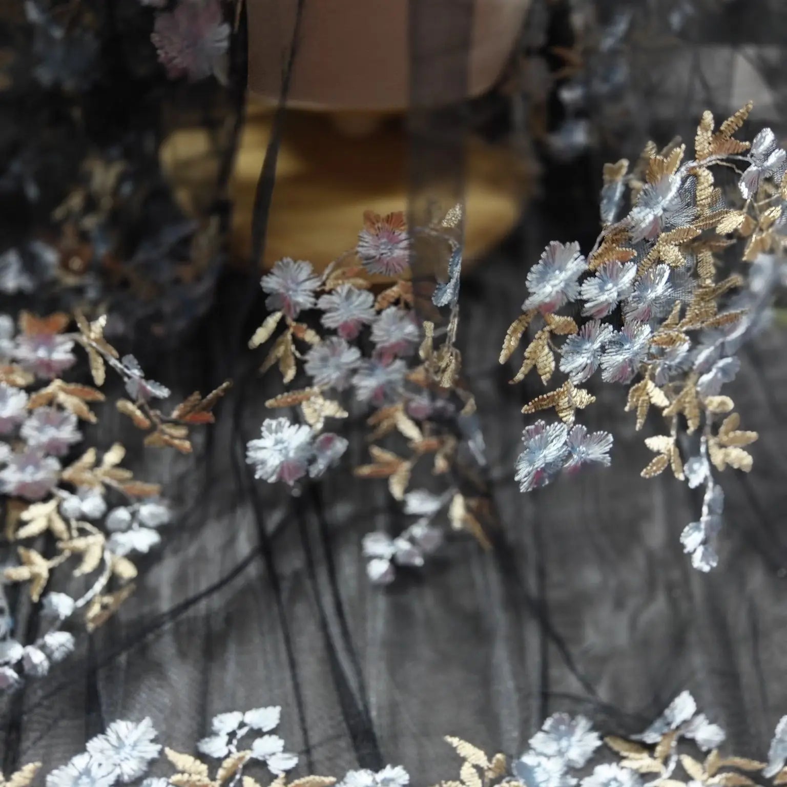 قماش شبكي مطرز بالورود مناسب لفساتين الزفاف والفساتين الرسمية وتصاميم الأزياء