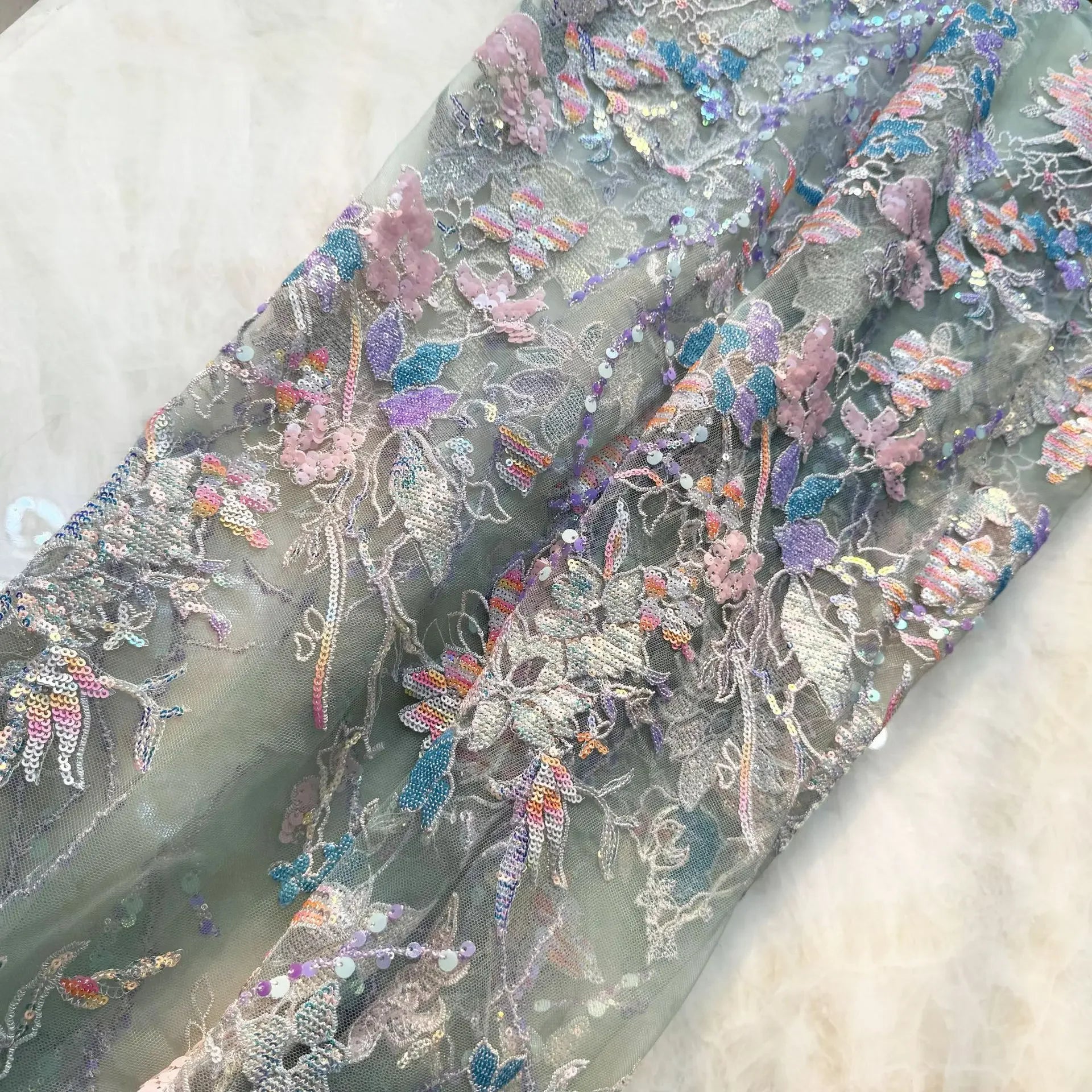 Tela de bordado de cuentas ultra densa y brillante, con un brillo intenso y un fuerte impacto visual, para vestido de alta gama con tela de encaje de malla de 1 yarda.