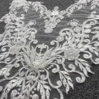 ملصق زهور على شكل طوق من الدانتيل الفاخر وظهر مزين بخرز الأظافر لفساتين الزفاف الراقية المصنوعة من مادة الحرير الصناعي عالية الجودة