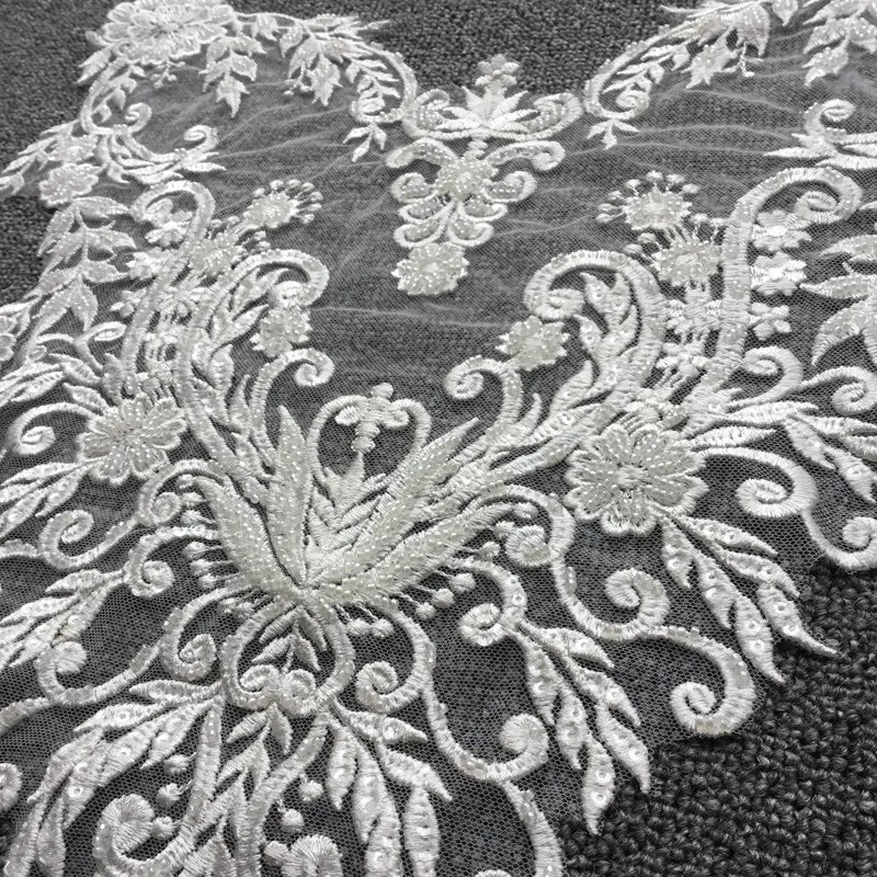 ملصق زهور على شكل طوق من الدانتيل الفاخر وظهر مزين بخرز الأظافر لفساتين الزفاف الراقية المصنوعة من مادة الحرير الصناعي عالية الجودة