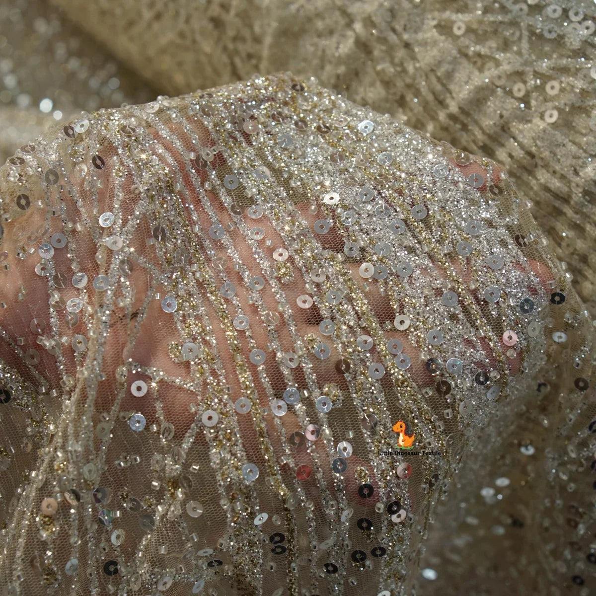 Tela brillante de encaje bordado de primera calidad para vestidos de novia hechos a mano, vestidos de cola larga de diseñador, vestidos lenceros y creaciones de alta costura.