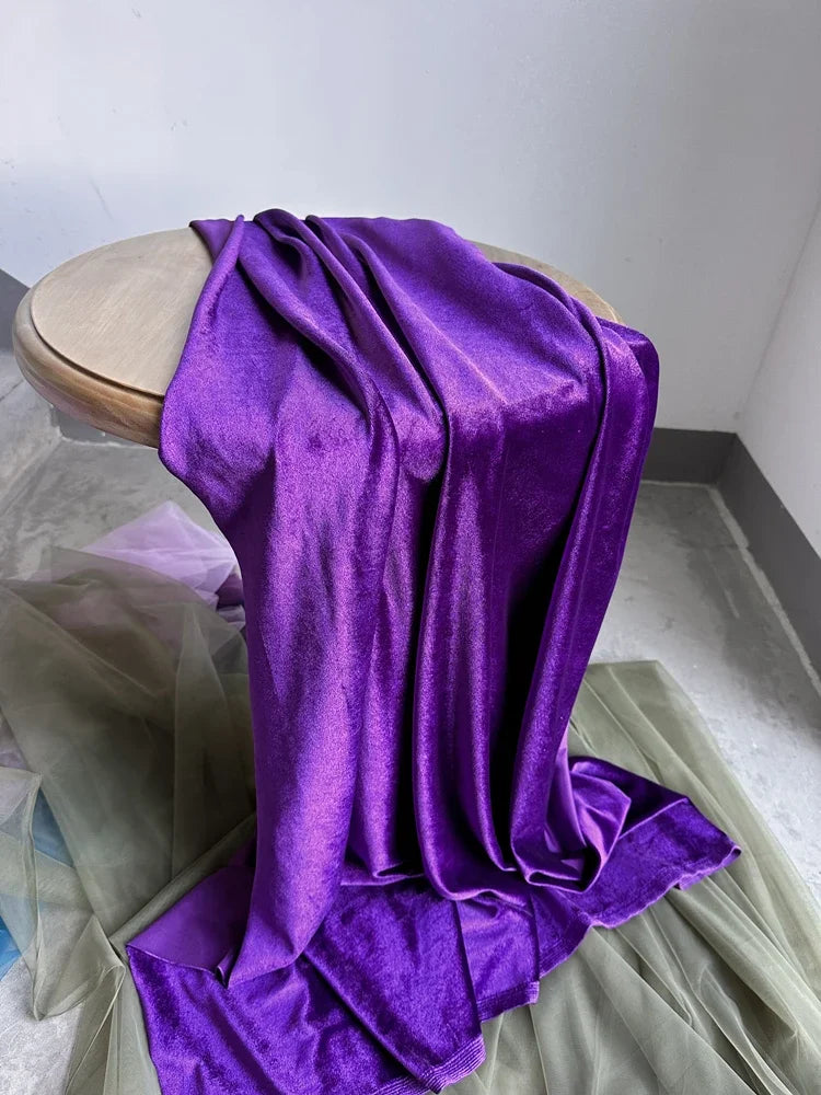 قماش مخملي وردي فاتح داكن بلمسة نهائية ناعمة لامعة، فستان زفاف أنيق، تنجيد فاخر، مادة خياطة حرفية، ملابس