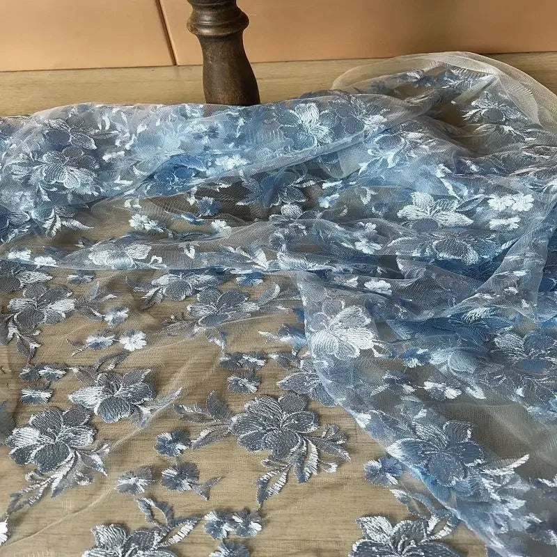 Tela de encaje bordado de seda brillante de alta calidad para vestidos étnicos, vestidos de novia y proyectos de costura artesanales.