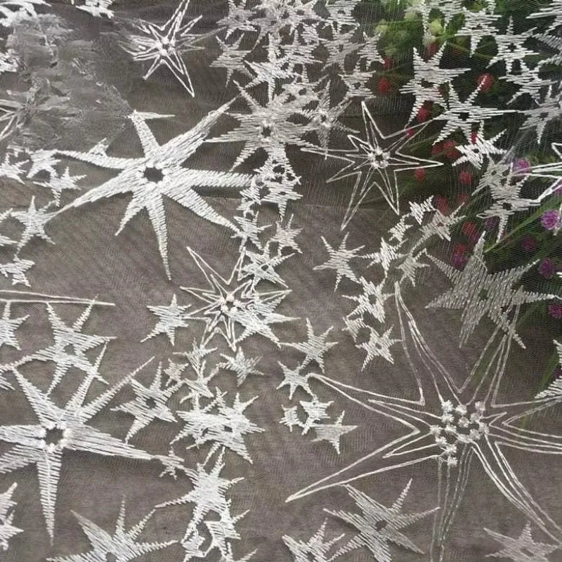 قماش شبكي من الدانتيل المطرز بنجوم خماسية بيضاء متينة لفساتين الزفاف والأزياء ومواد الخياطة اليدوية