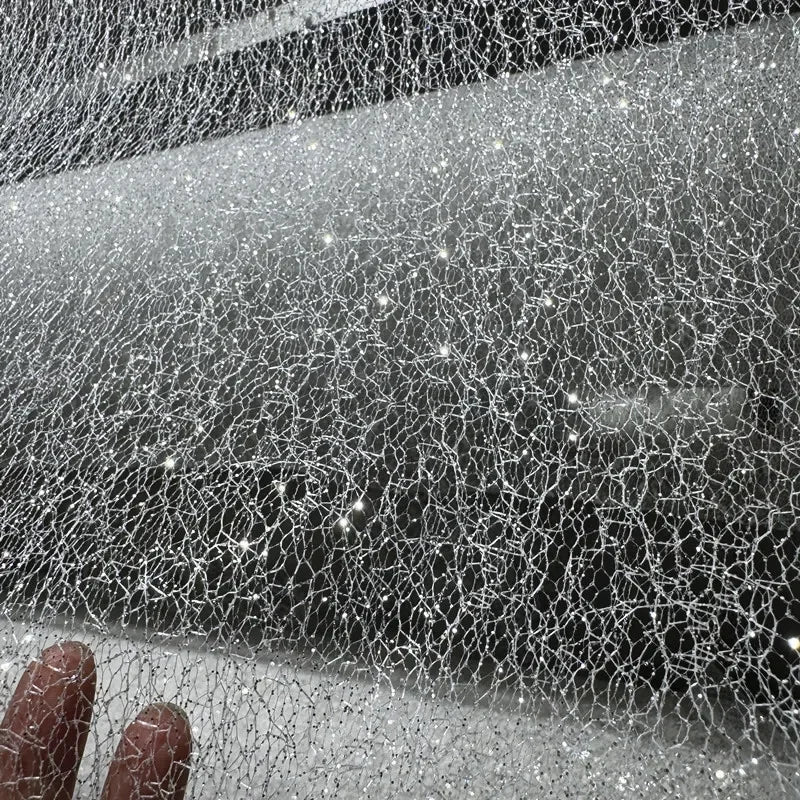 قماش شبكي فضي لامع - مادة ديكور زفاف شبكية بيضاء غير منتظمة
