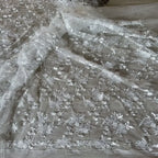 Tela de encaje bordado de seda brillante de alta calidad para vestidos étnicos, vestidos de novia y proyectos de costura artesanales.