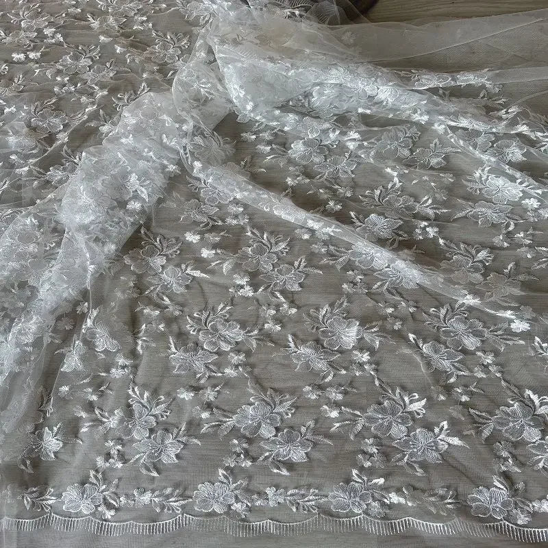 Tela de encaje bordado de seda brillante de alta calidad para vestidos étnicos, vestidos de novia y proyectos de costura artesanales.