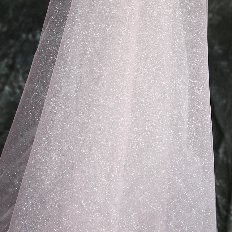 شمبانيا مرشوشة بمسحوق فضي ناعم لامع، خلفية تصوير فوتوغرافي يدوية الصنع، خيوط خياطة، غطاء رأس فستان سهرة، خيوط شبكية ناعمة