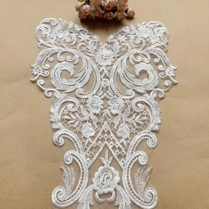 Accesorio de costura de encaje para boda con cuello de corazón de melocotón bordado con lentejuelas de patrón blanco de 71 x 30 cm