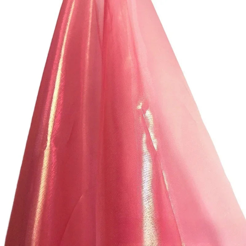 يتم استخدام قماش الأورجانزا ذو الخيط الرفيع ذو اللوحة الكاملة باللون الأزرق والذهبي الشفاف مثل حورية البحر في صناعة الأزياء الحفلية المصنوعة يدويًا