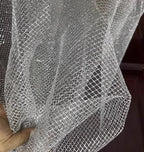 فستان زفاف شبكي كبير على شكل معين شبكي صلب بتصميم زخرفي من القماش الشبكي الكبير