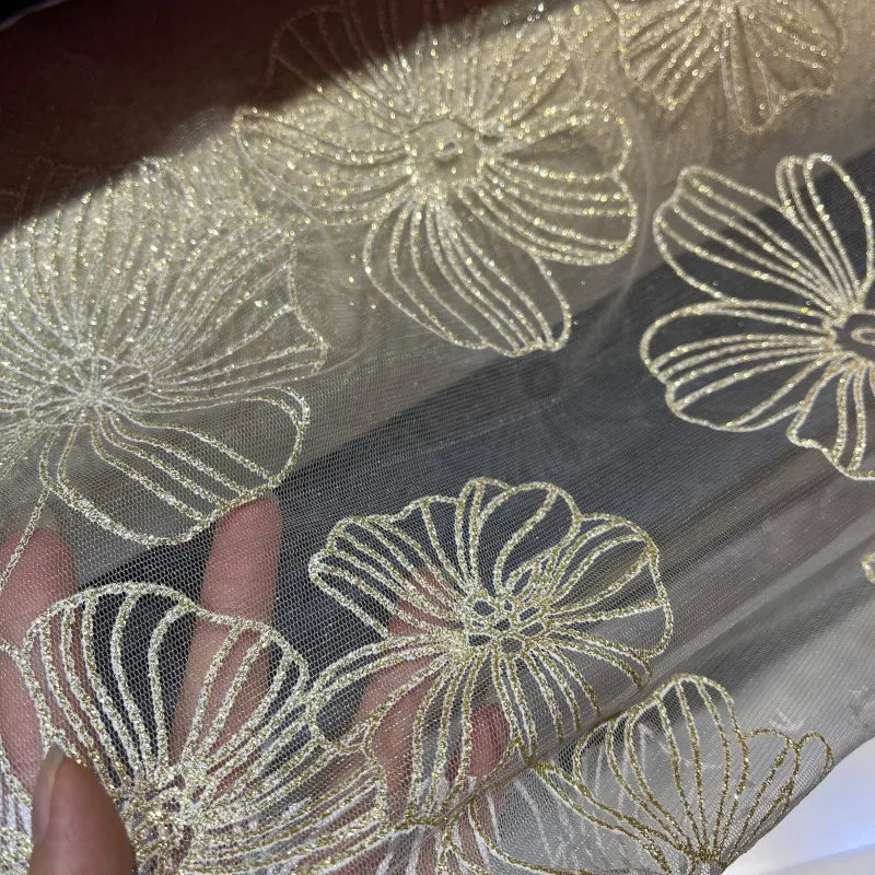 فستان زفاف فاخر من الشمبانيا مع وعاء ساخن من الزهور الذهبية اللامعة ومسحوق شبكي وديكور فستان الأداء وإكسسوارات شبكية من القماش