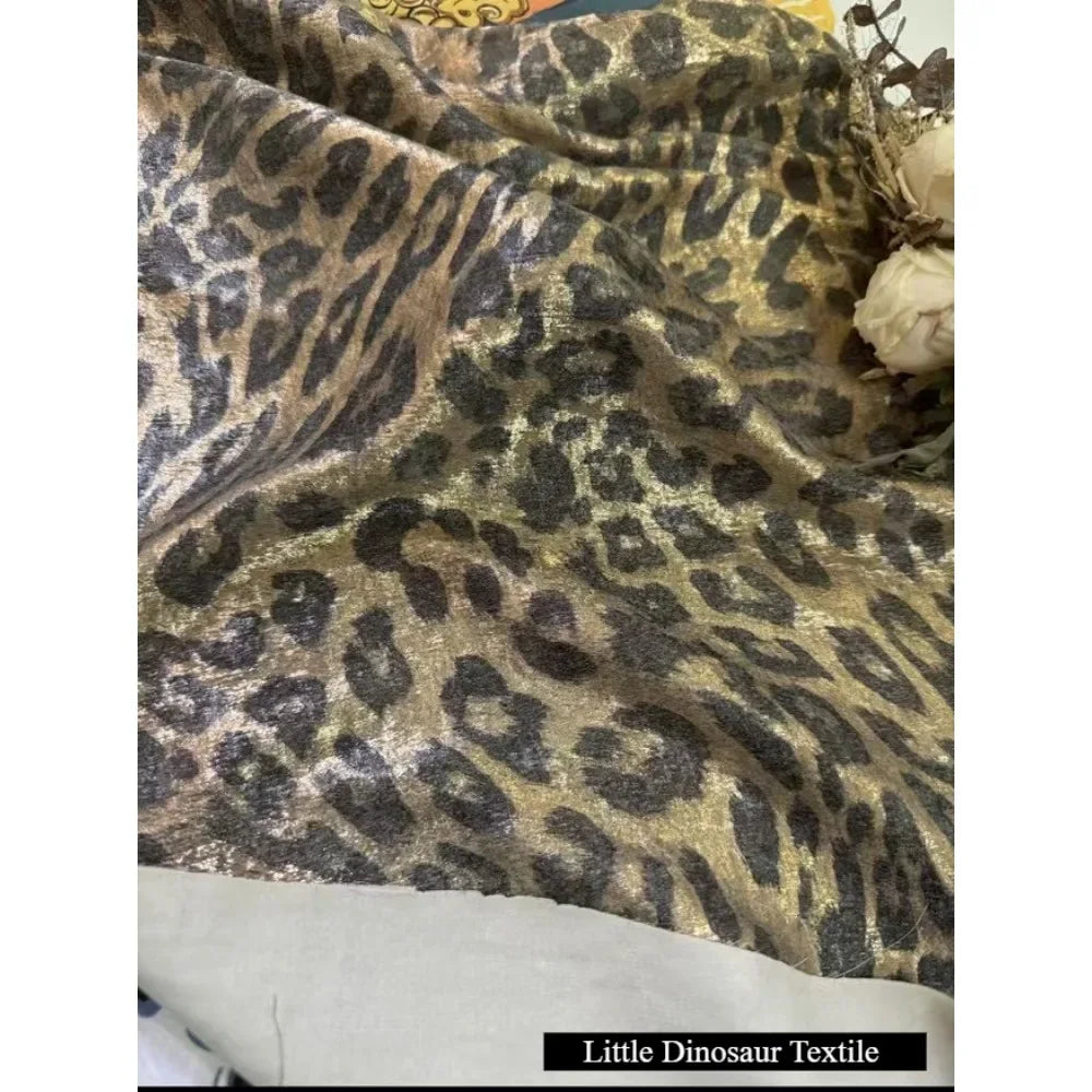 فستان لامع من جلد الفهد باللونين الذهبي والفضي، ملابس أداء أنيقة، أقمشة مصممة، أقمشة لمشهد الزفاف