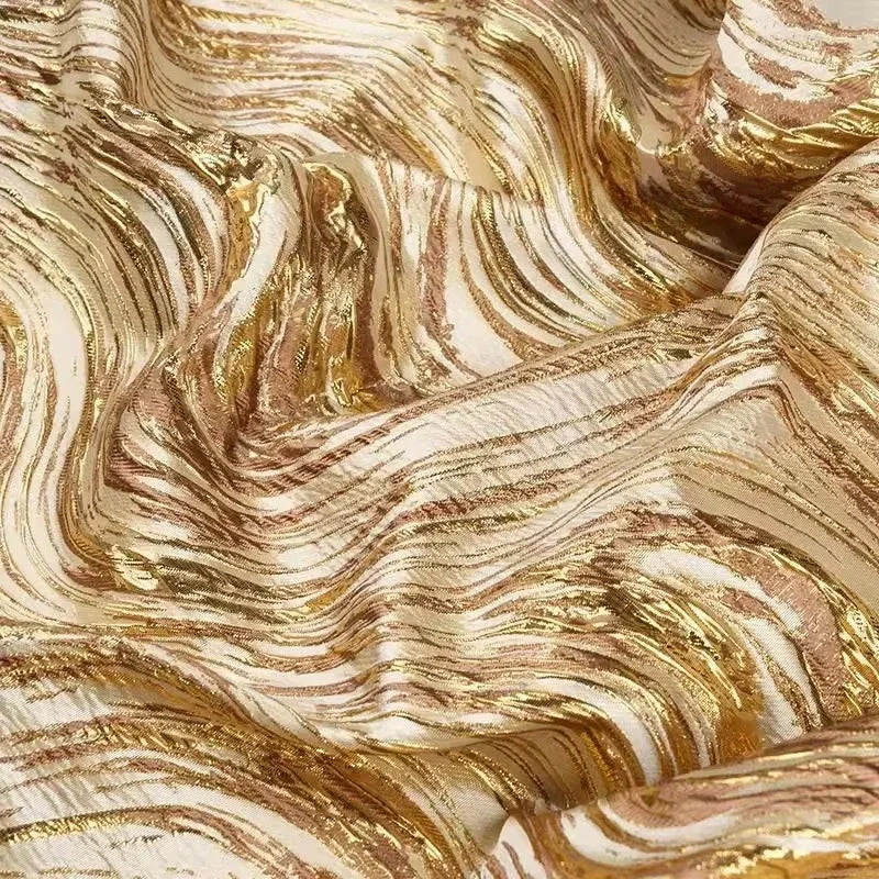 Tejido jacquard satinado con ondas doradas y textura pesada, estilo chino.