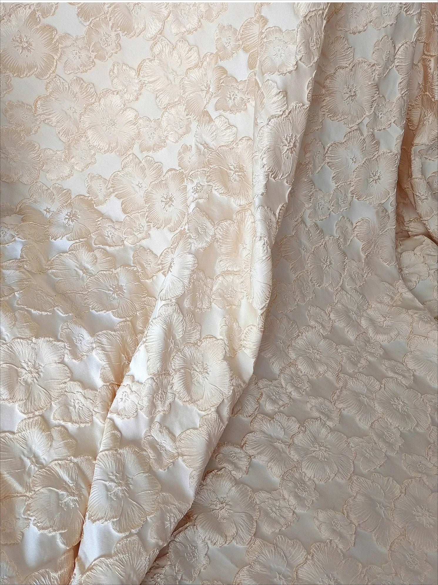 قماش جاكار زهري منقوش، مادة فاخرة وثقيلة الوزن، مناسب لفساتين الموضة الراقية، ملابس مصممة، استخدام قماش كوتور