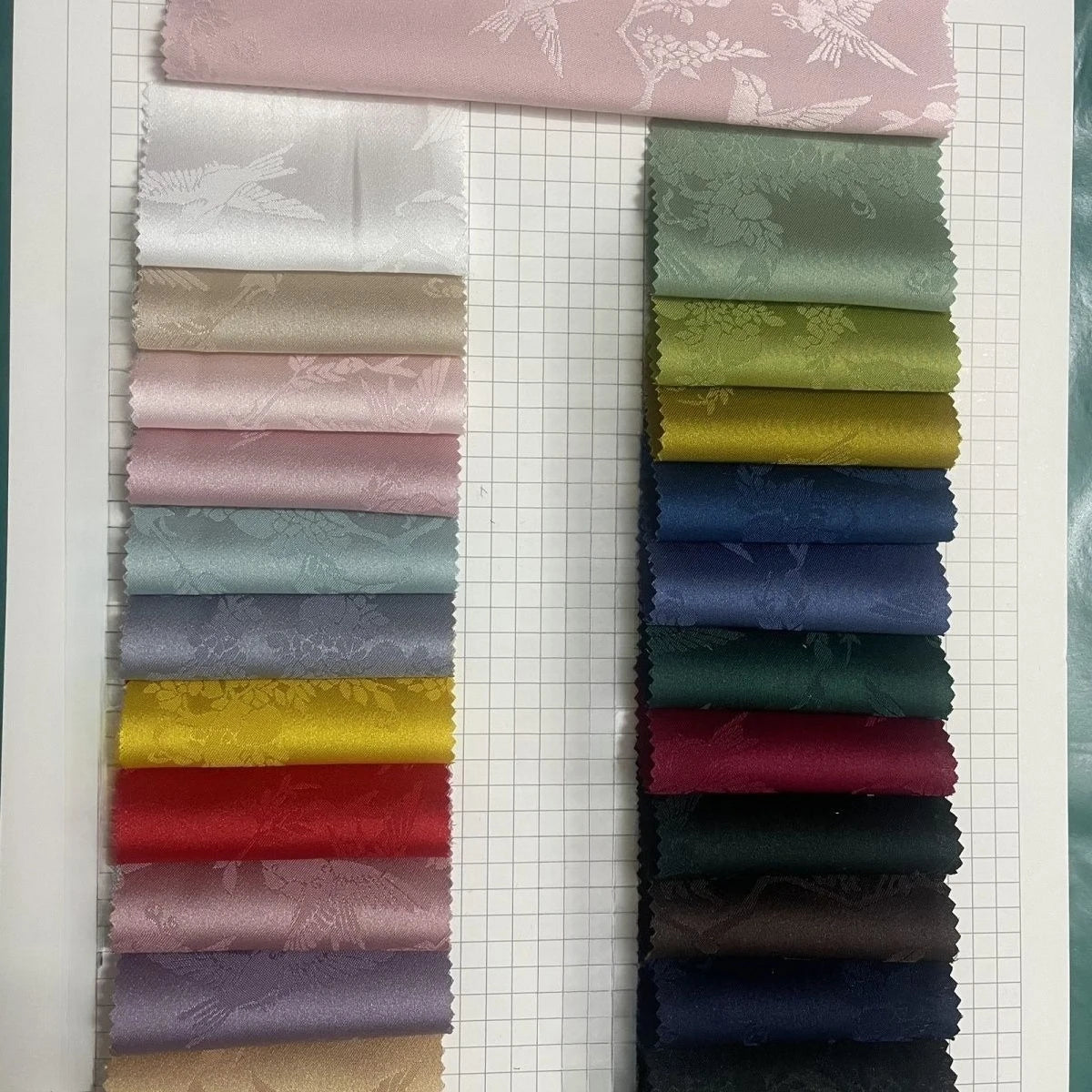 La nueva tela jacquard con estampado floral suave y brillante se puede usar para vestidos de novia, vestidos formales y ropa de bricolaje hecha a mano.