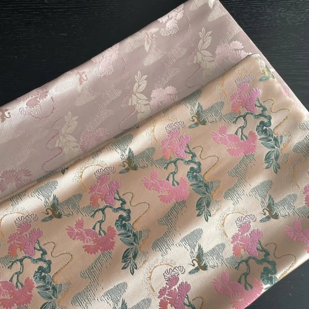 Tela de satén de estilo chino nueva, suave y agradable para la piel, adecuada para vestidos de novia, vestidos formales y ropa de bricolaje hecha a mano.