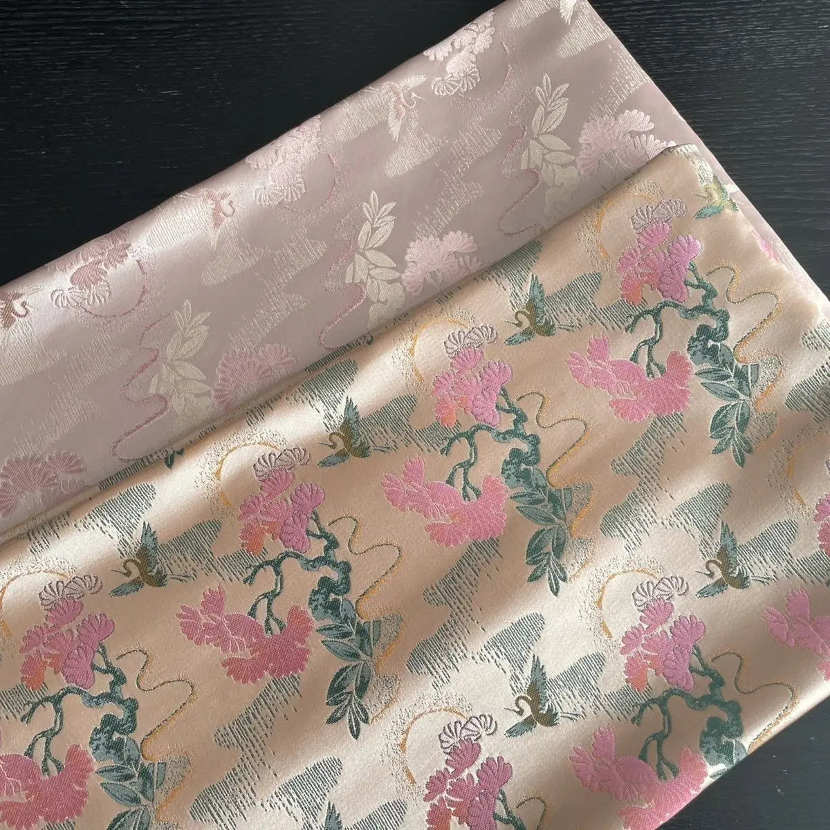 Tela de satén de estilo chino nueva, suave y agradable para la piel, adecuada para vestidos de novia, vestidos formales y ropa de bricolaje hecha a mano.