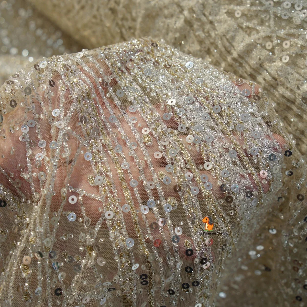 Tela brillante de encaje bordado de primera calidad para vestidos de novia hechos a mano, vestidos de cola larga de diseñador, vestidos lenceros y creaciones de alta costura.