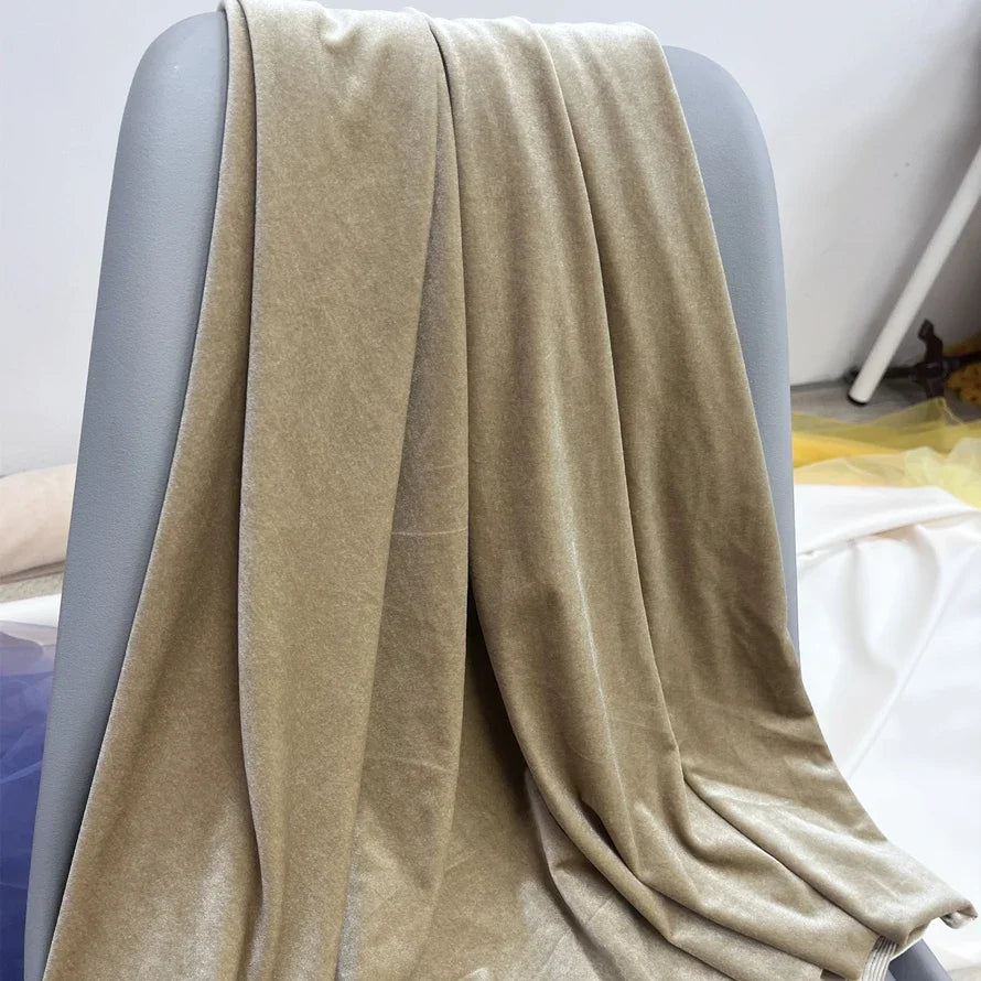 قماش مخملي وردي فاتح داكن بلمسة نهائية ناعمة لامعة، فستان زفاف أنيق، تنجيد فاخر، مادة خياطة حرفية، ملابس