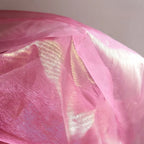 يتم استخدام قماش الأورجانزا ذو الخيط الرفيع ذو اللوحة الكاملة باللون الأزرق والذهبي الشفاف مثل حورية البحر في صناعة الأزياء الحفلية المصنوعة يدويًا